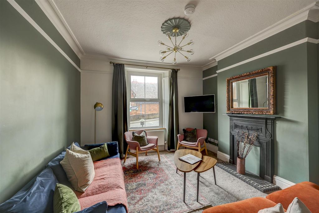 Property photo 2 of 41 Lounge