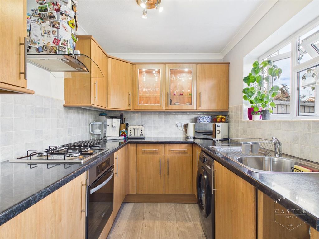 Property photo 3 of 25 Kitchen