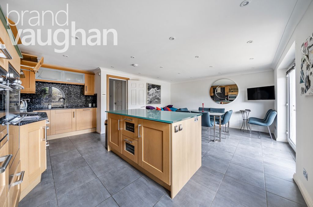 Property photo 2 of 11 Kitchen