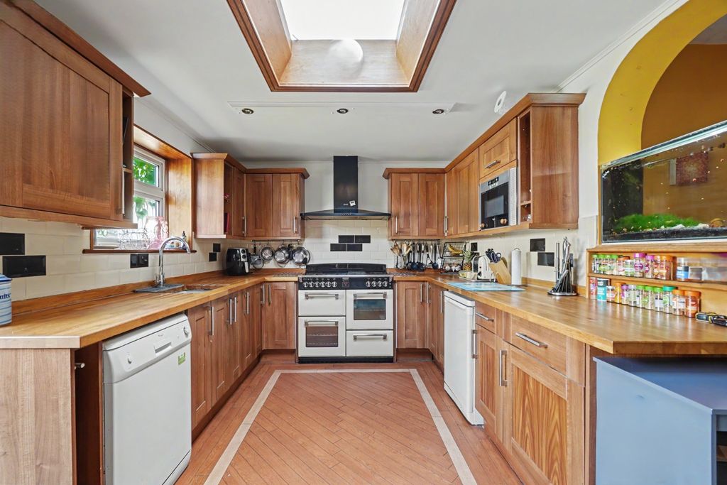 Property photo 3 of 17 5112745