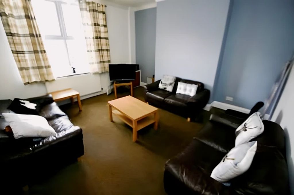 Property photo 1 of 11 A Spacious And Inviting Modern Living Room, Perfec...