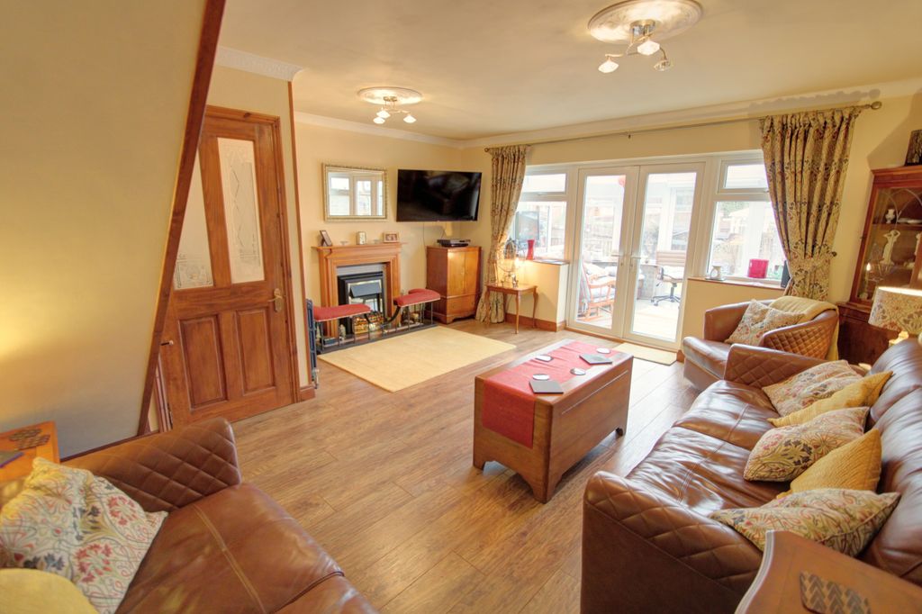 Property photo 2 of 17 Lounge