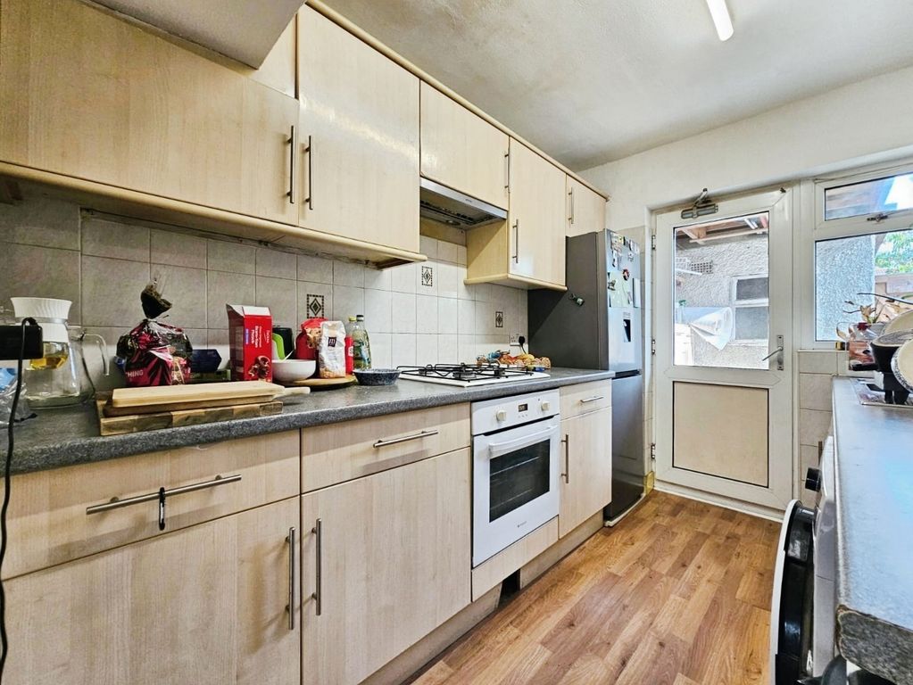 Property photo 3 of 9 Kitchen