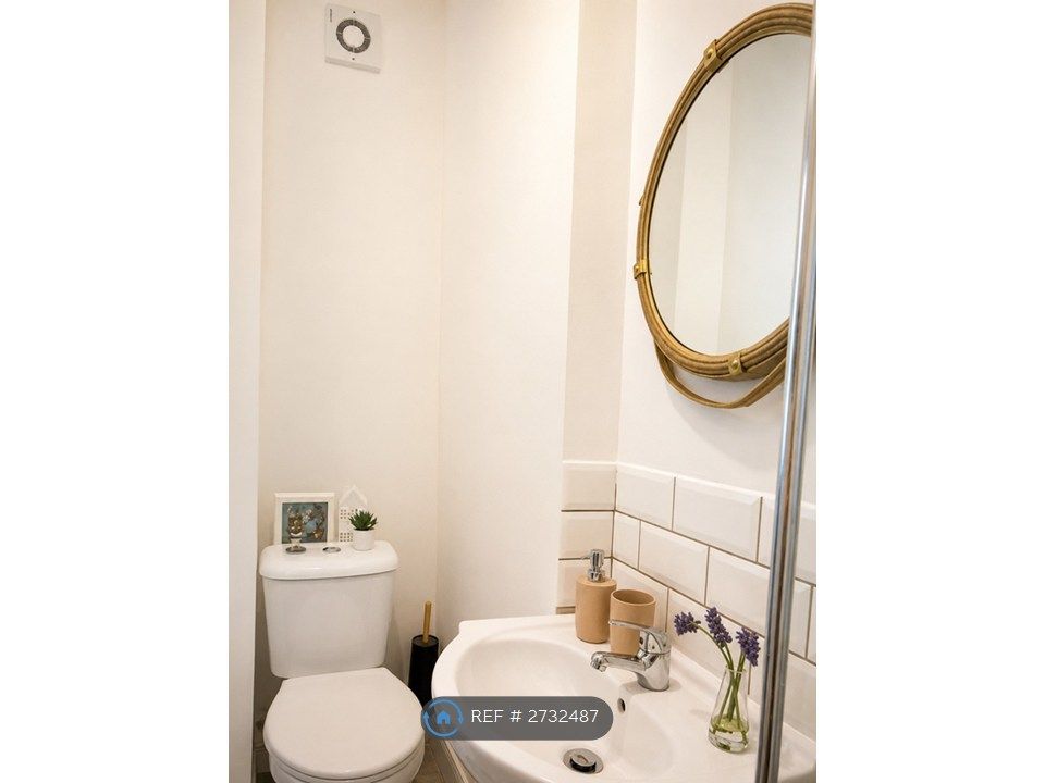 Property photo 1 of 2 Private Bathroom (Studio 1,2,3,4)