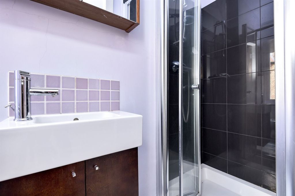 Property photo 3 of 7 Ensuite