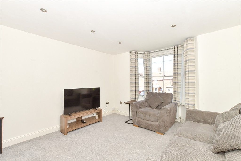 Property photo 3 of 11 Lounge