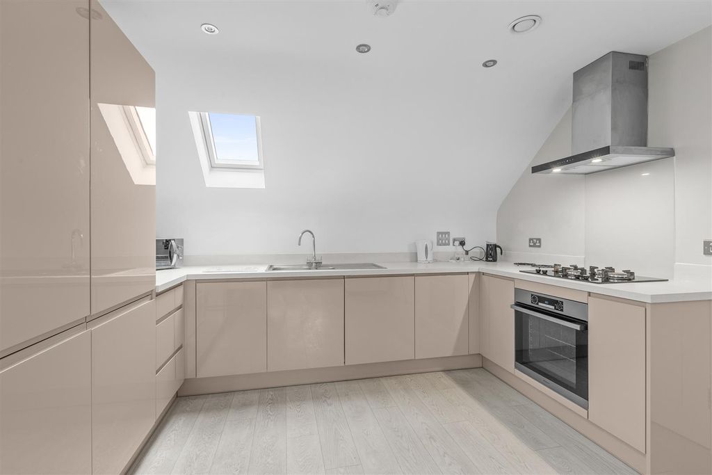 Property photo 3 of 9 14 Queens Court, Amersham Road, Hp15 7Hn-3.Jpg