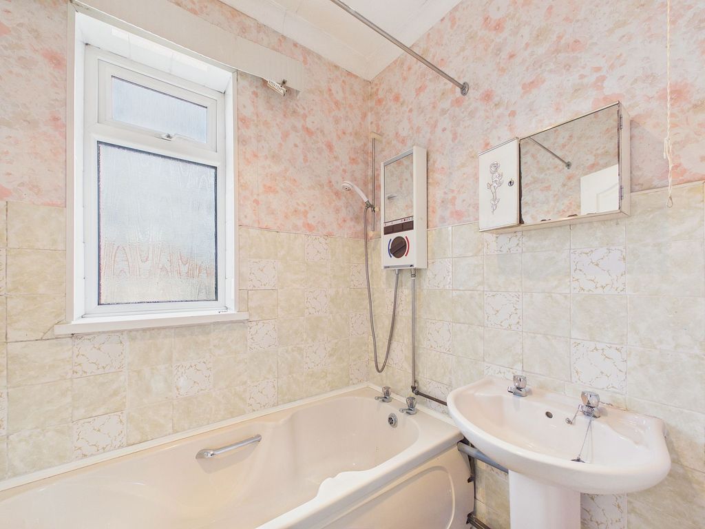 Property photo 3 of 8 Bathroom