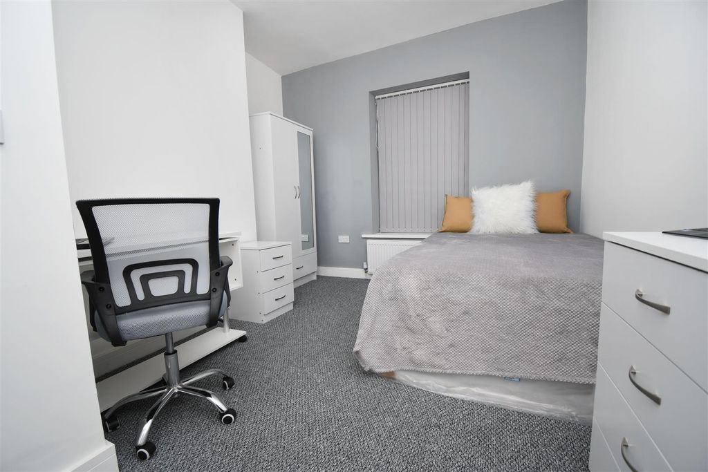 Property photo 1 of 14 22 - 38 Queensberry.Jpg