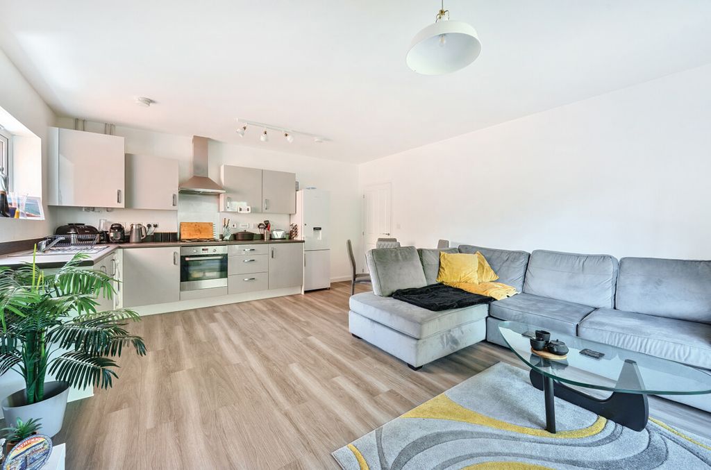 Property photo 1 of 11 1311962-12-686553...