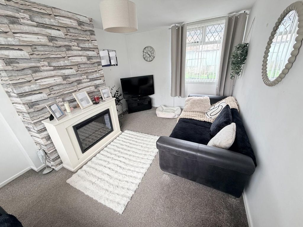 Property photo 3 of 13 Lounge