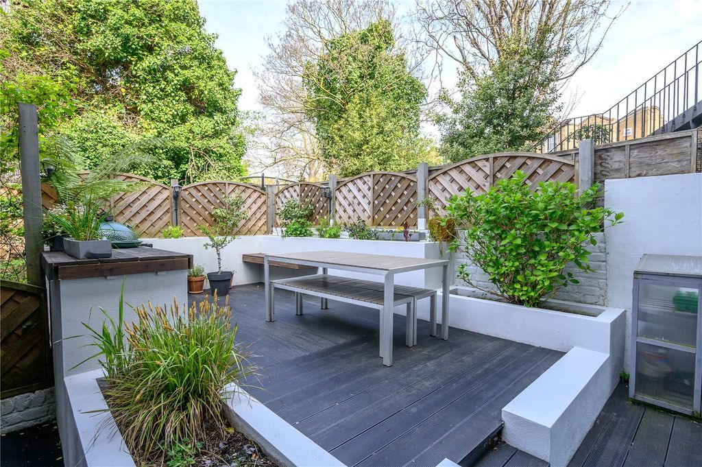 Property photo 2 of 10 Garden