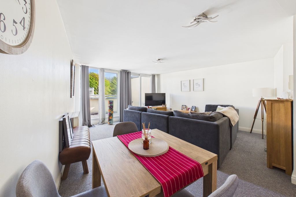 Property photo 3 of 17 Living Room