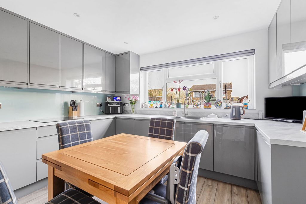 Property photo 3 of 27