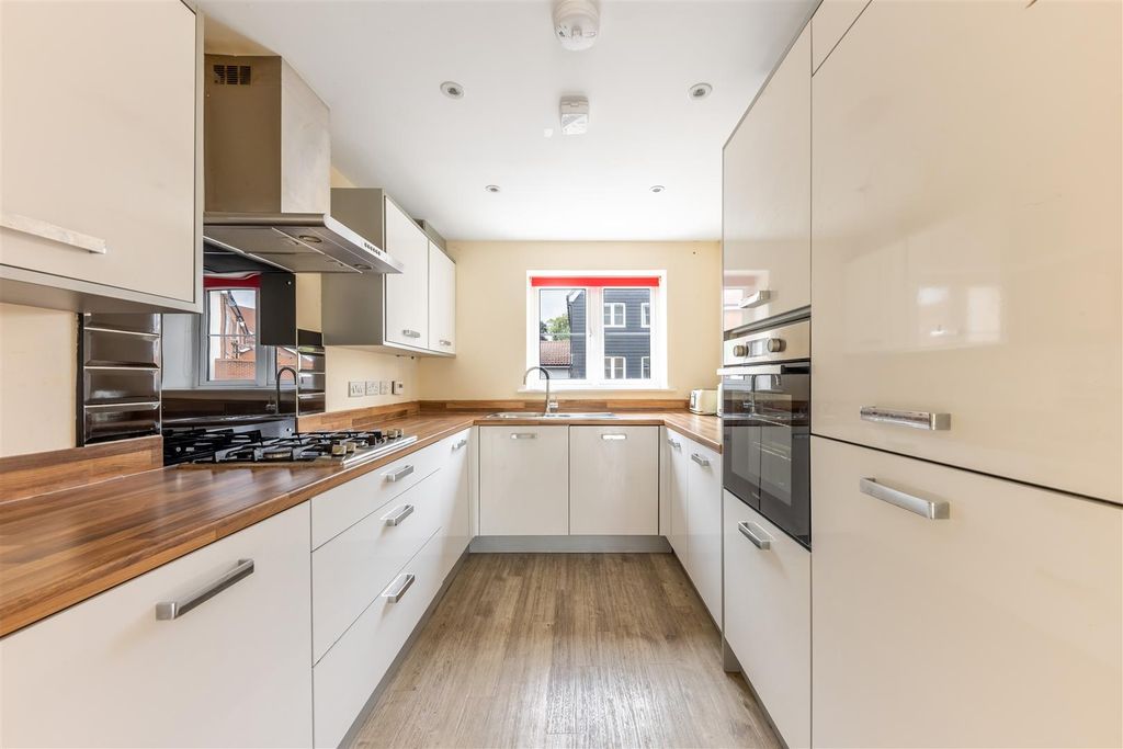 Property photo 2 of 11 Kitchen