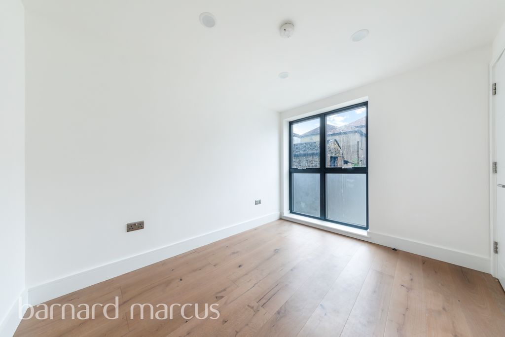 Property photo 3 of 7 Living Room