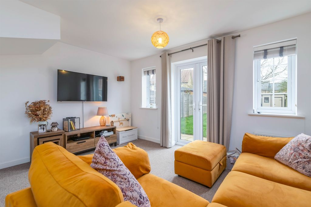 Property photo 1 of 12 Lounge