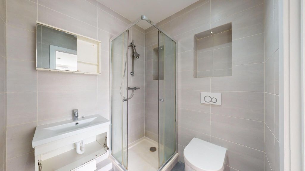 Property photo 3 of 11 Bathroom