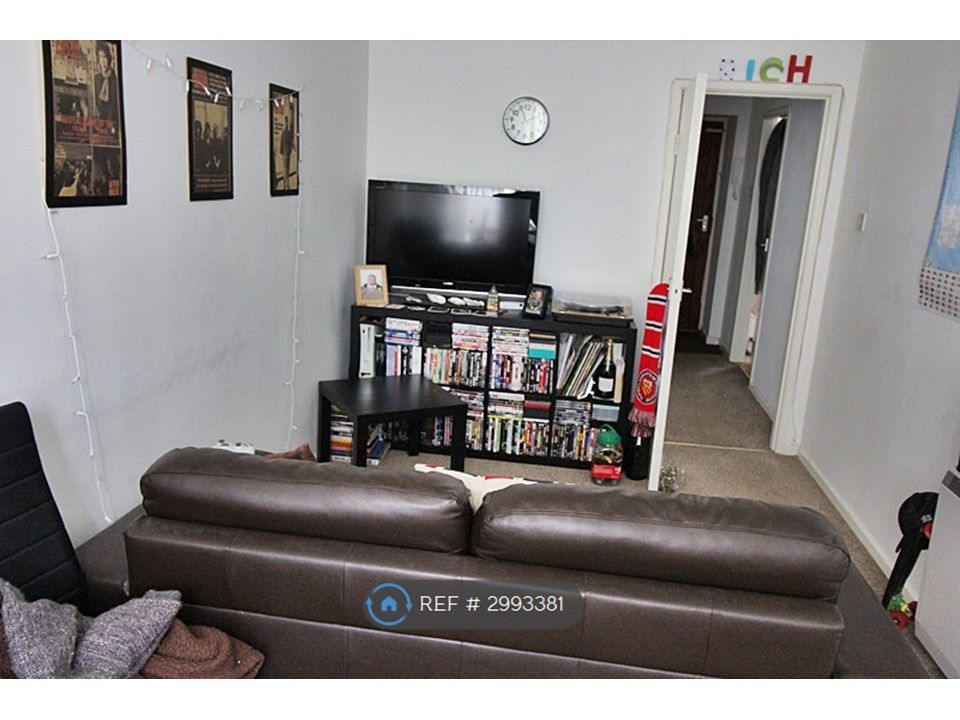Property photo 3 of 17 Living Room