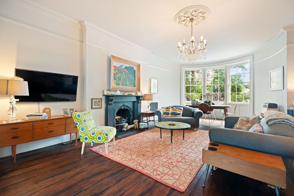 Property photo 2 of 17 Sitting Room