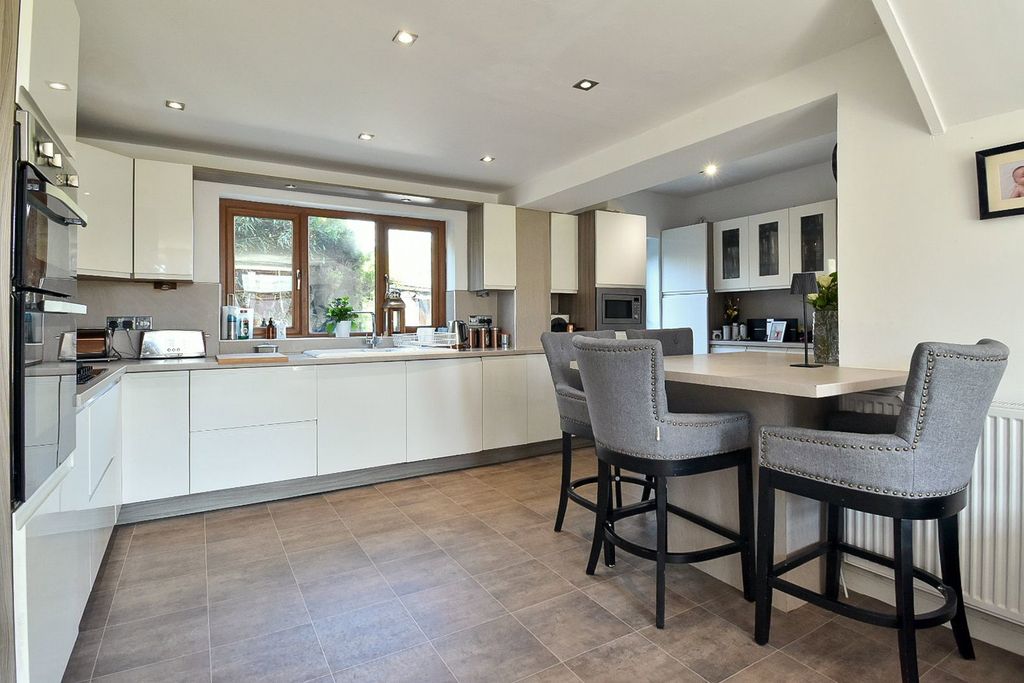 Property photo 2 of 28