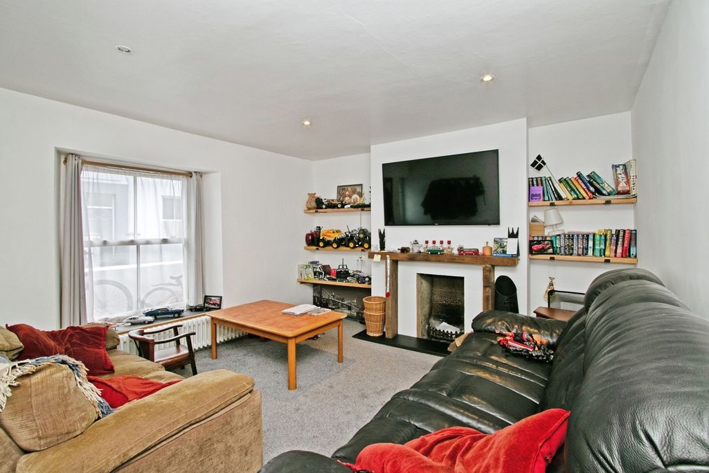 Property photo 2 of 10 Lounge