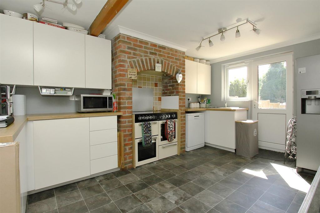 Property photo 2 of 12 22 Evans Close Ph15.Jpg