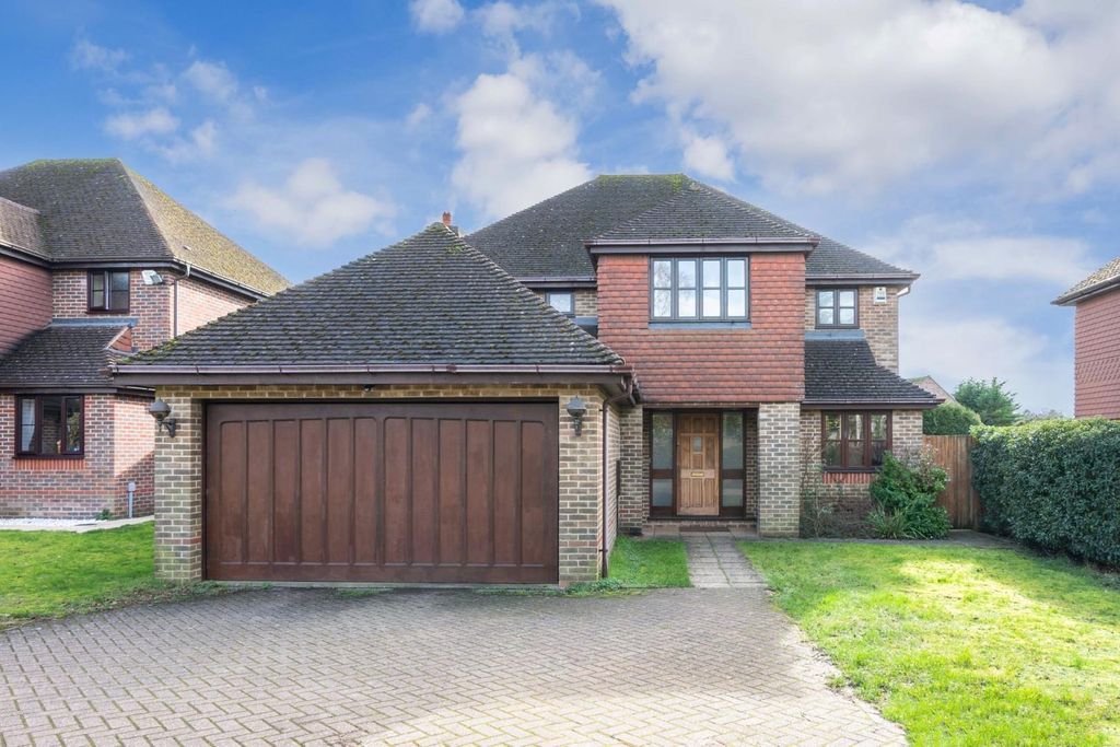 Property photo 1 of 18 Hawthorn Close