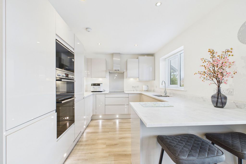 Property photo 1 of 28