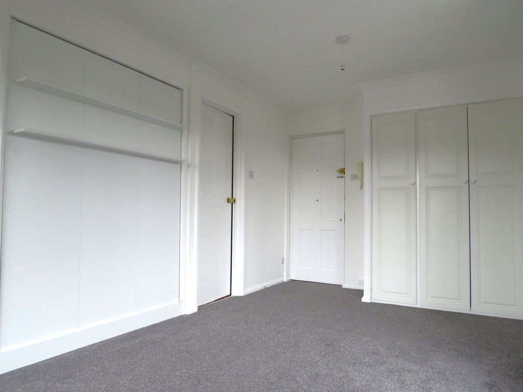 Property photo 3 of 9 Lounge / Bedroom