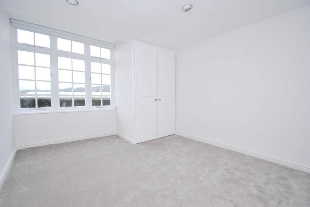 Property photo 3 of 10 Bedroom 2