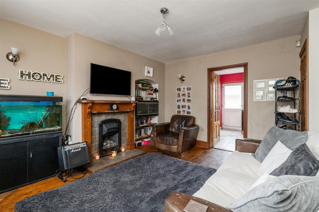 Property photo 3 of 9 10 Fox Grove_4.Jpg