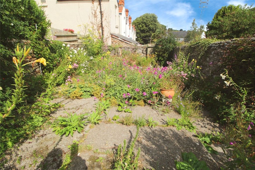 Property photo 2 of 12 Garden