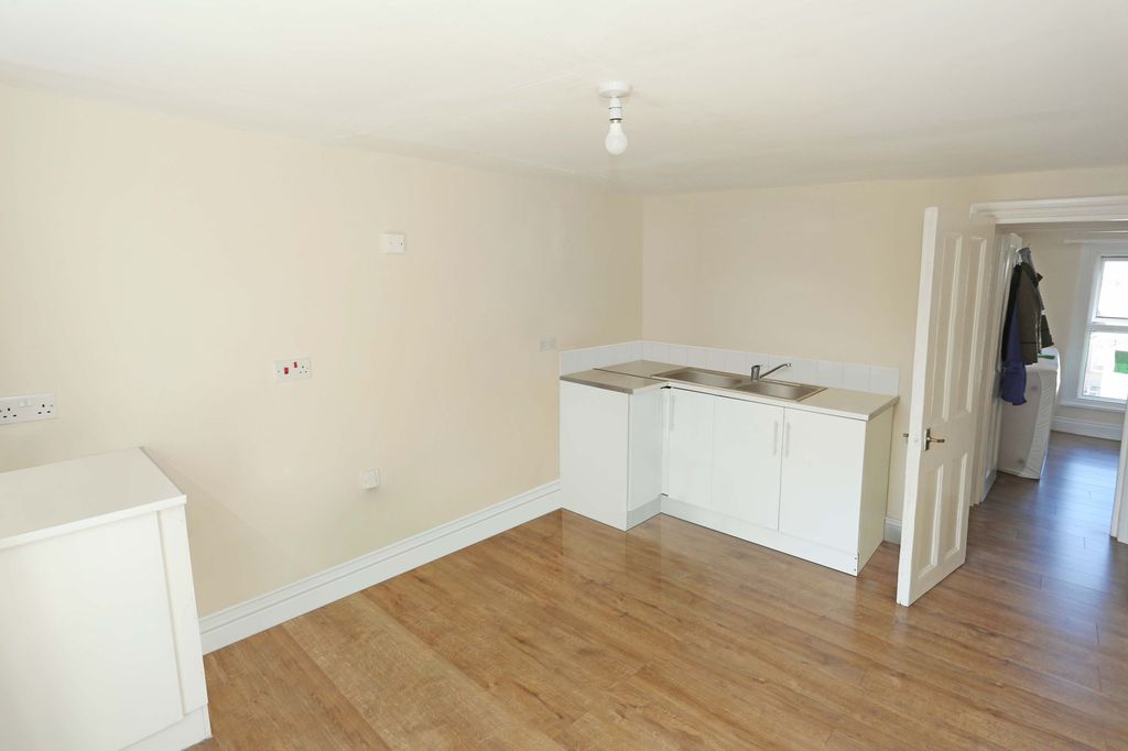Property photo 2 of 6 Kitchen