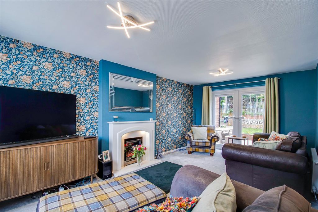 Property photo 3 of 17 Living Room