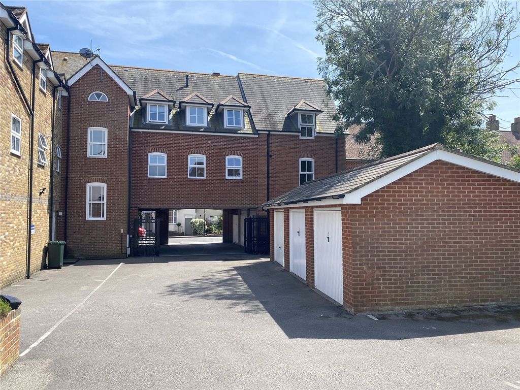 Property photo 2 of 16 Lynwood Court