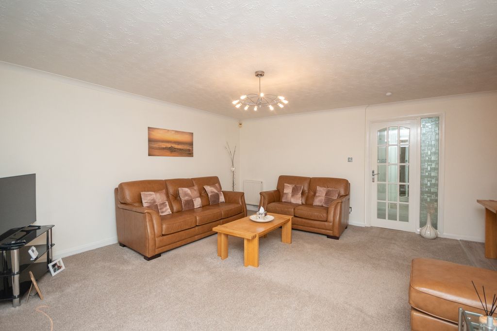 Property photo 2 of 16 Lounge