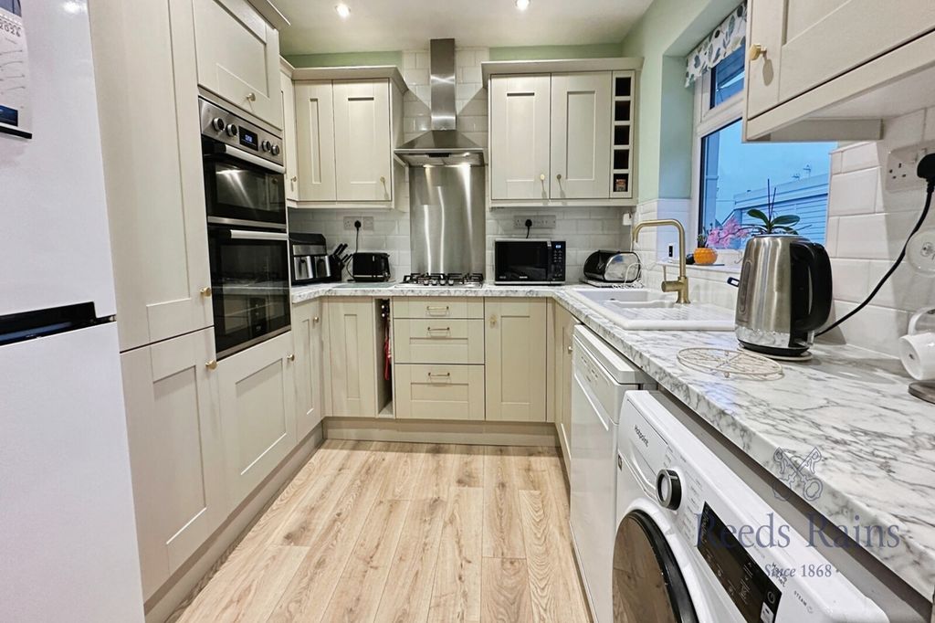 Property photo 2 of 18 Kitchen