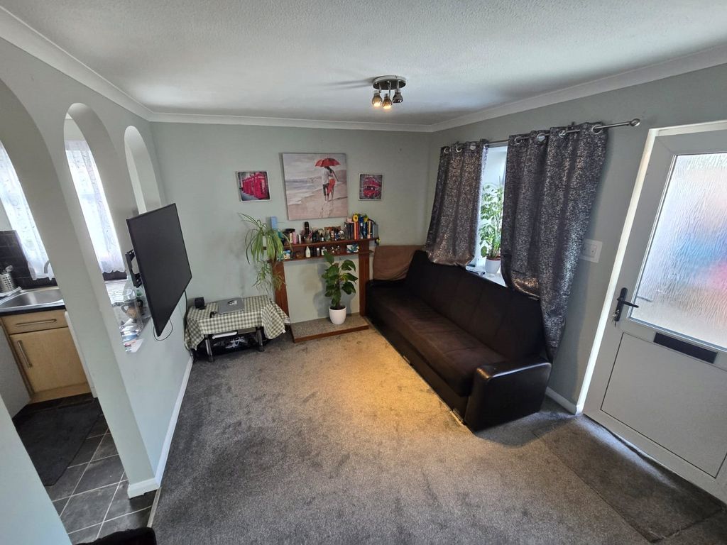 Property photo 3 of 10 Lounge (2)