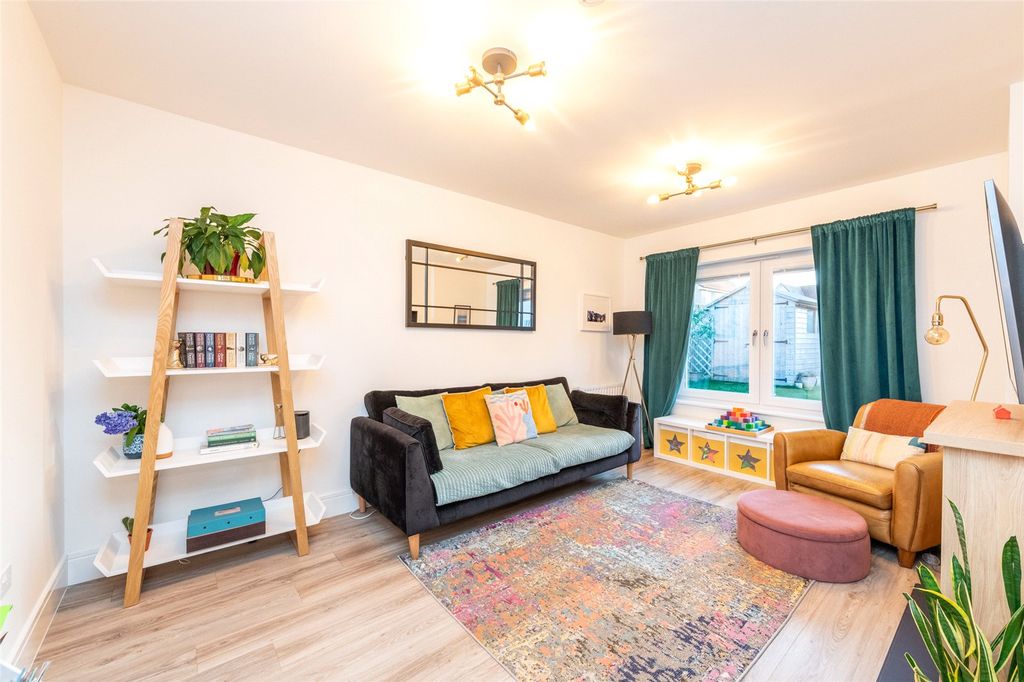 Property photo 2 of 31 32 Sinton Park