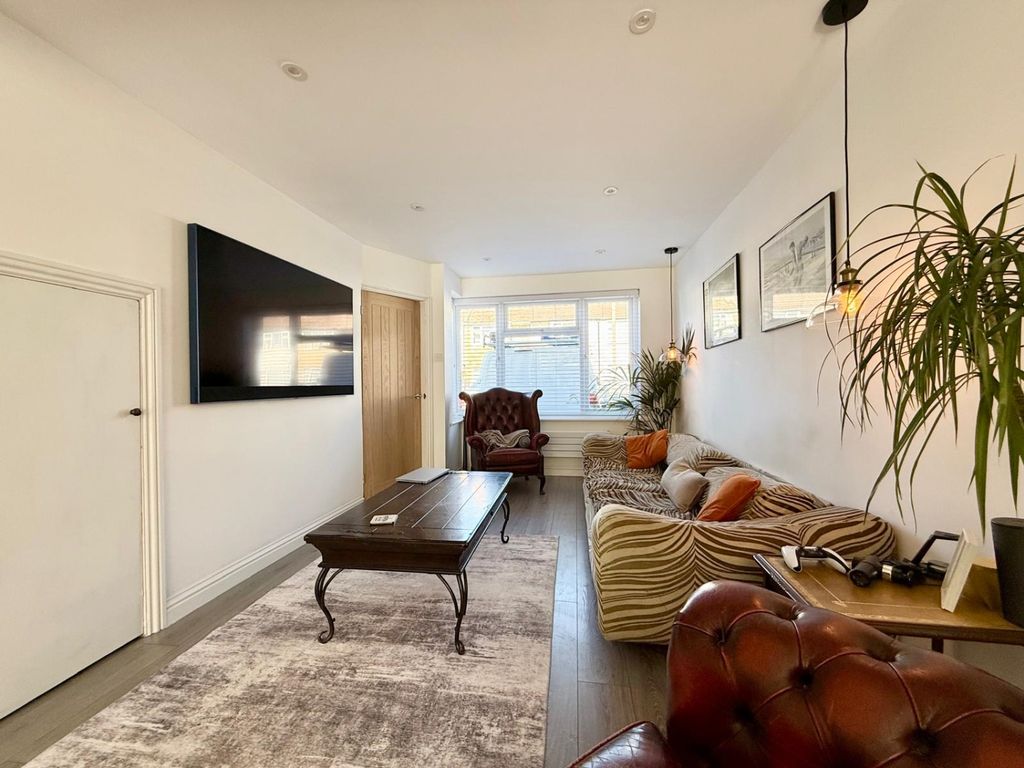 Property photo 3 of 16 Lounge