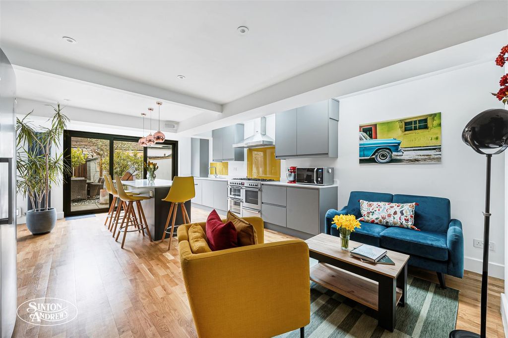 Property photo 2 of 15 11 Elthorne Avenue-5.Jpg