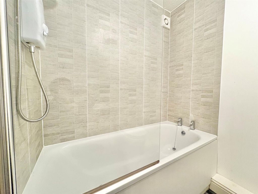 Property photo 1 of 9 Bathroom.Jpg