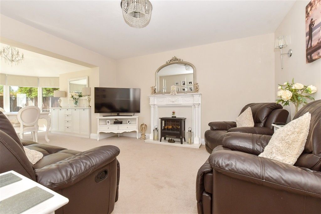 Property photo 3 of 19 Lounge