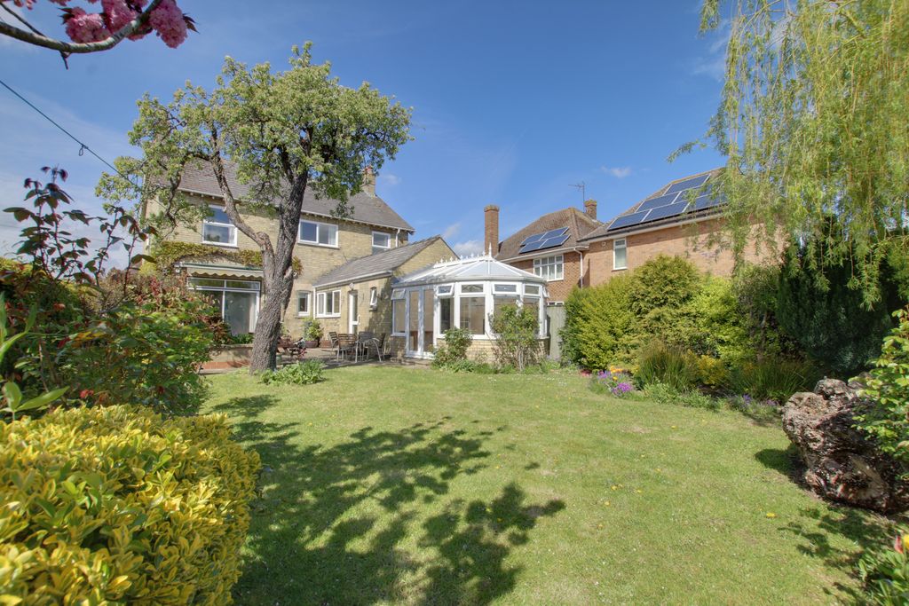 Property photo 1 of 28