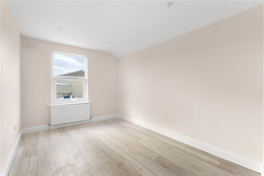 Property photo 2 of 8 Picture No. 10