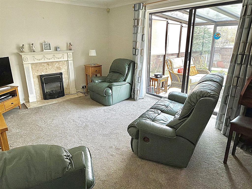 Property photo 3 of 17 Lounge.Jpg