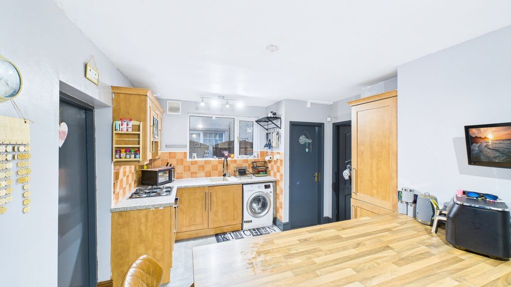 Property photo 3 of 10 Cam03669G0-Pr0038-Still005