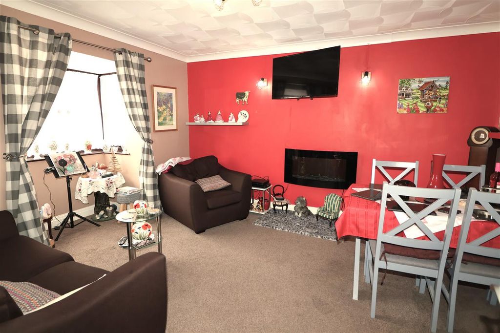 Property photo 2 of 7 Lounge / Diner
