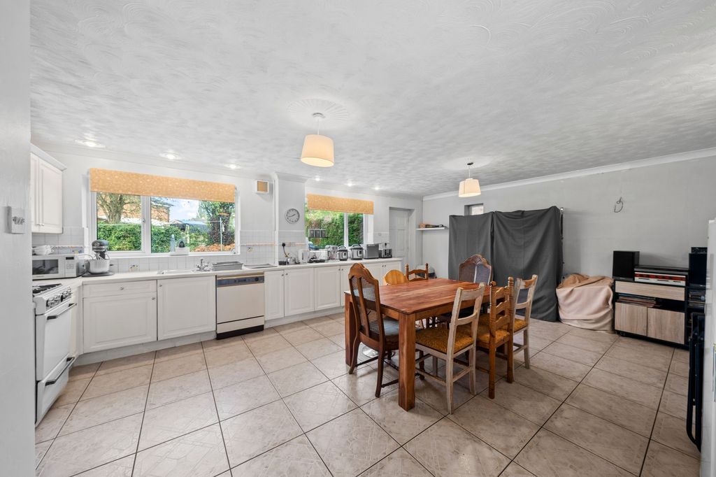 Property photo 3 of 27